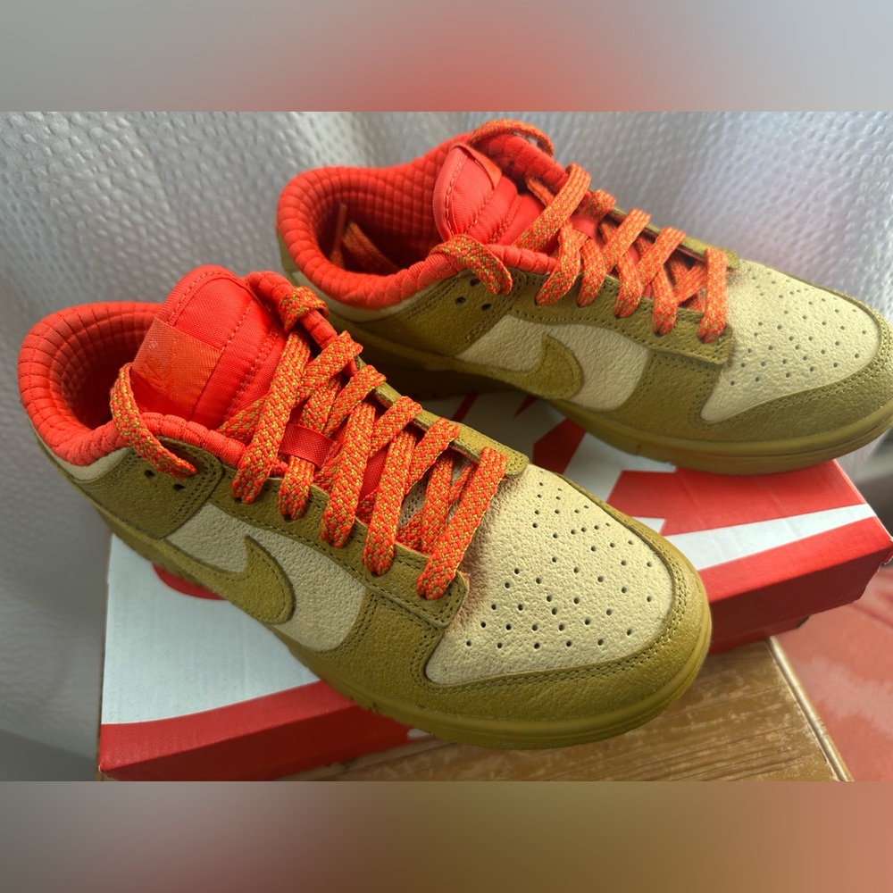 W NIKE DUNK LOW Size 7W/5.5 Orange and Tan